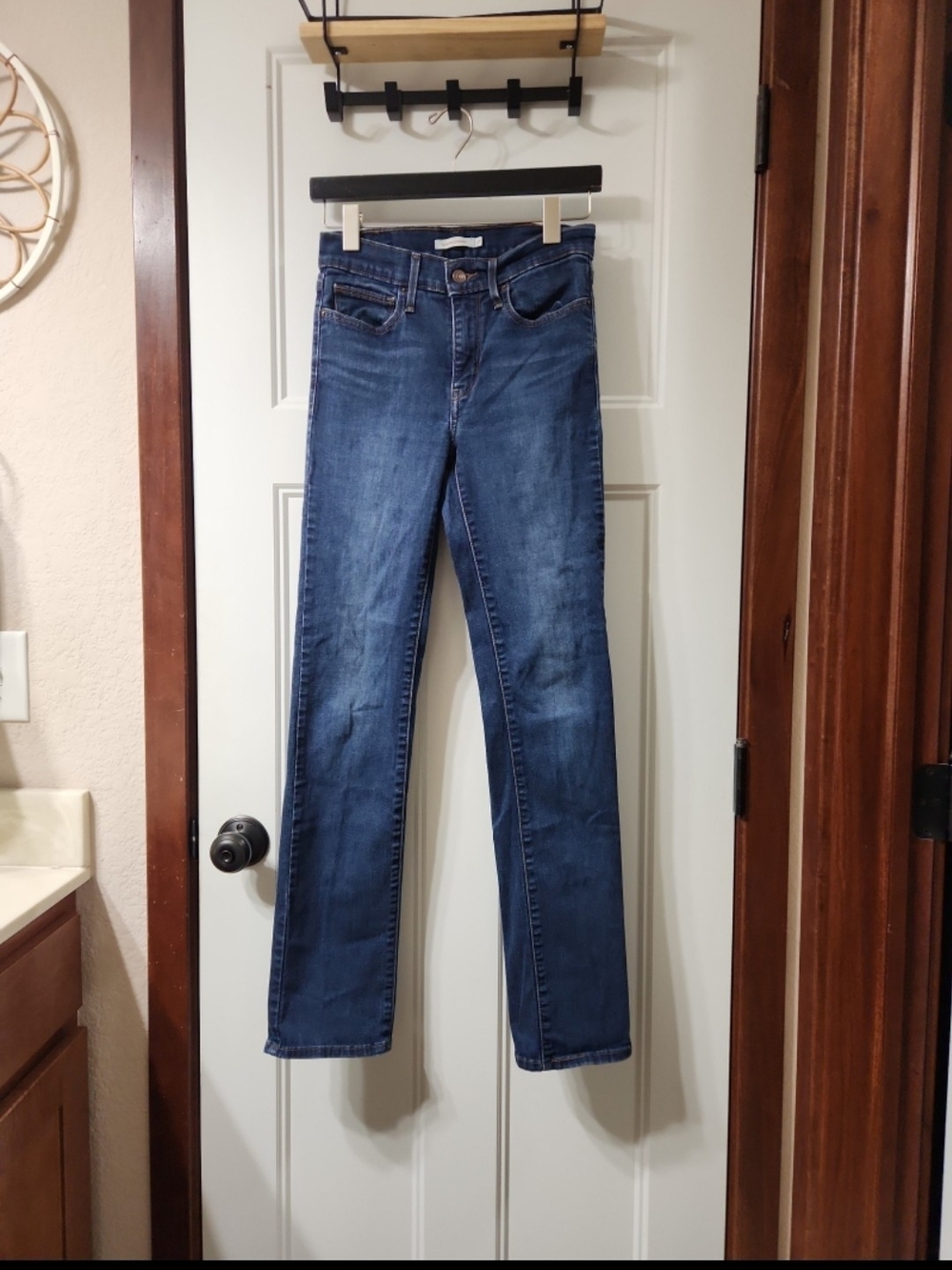 Levi's Slimming Straight Dark Wash